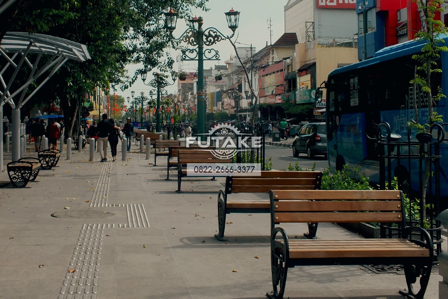 Kursi Besi Untuk Peningkatan Fungsi Trotoar