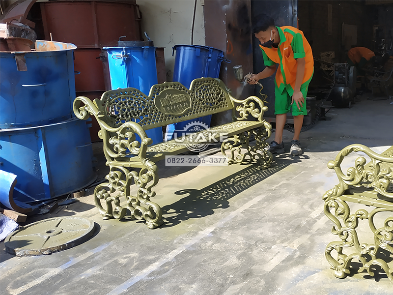 Proses Pengecatan Kursi Classic Carving Dishub Surabaya