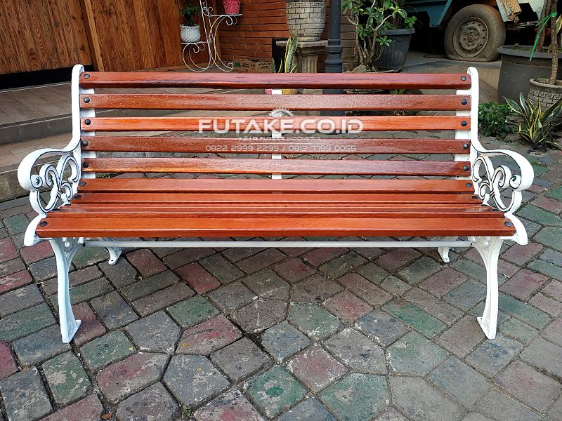 Bangku Taman Kota yang Nyaman