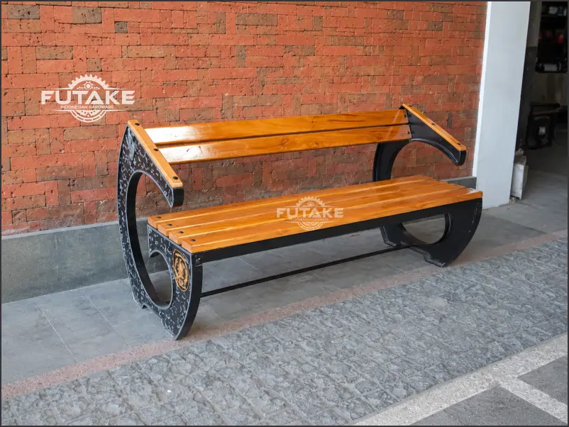 Kursi taman besi cor yang dipasang di area publik dengan desain klasik dan konstruksi kokoh