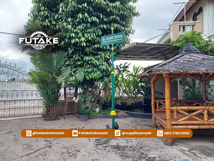 tiang penunjuk arah yang dapat digunakan sebagai papan informasi untuk area taman